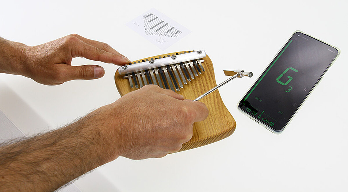Kalimba tuning with tuning chart, tuner app und tuning hammer